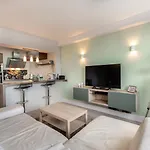 Stunning Clifton Flat In Amazing Location