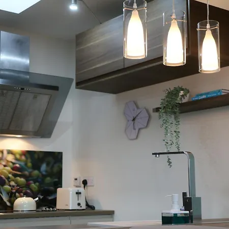 Stunning Clifton Flat In Amazing Location *