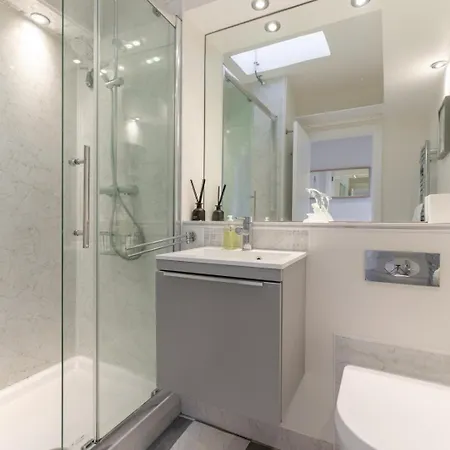 Stunning Clifton Flat In Amazing Location *