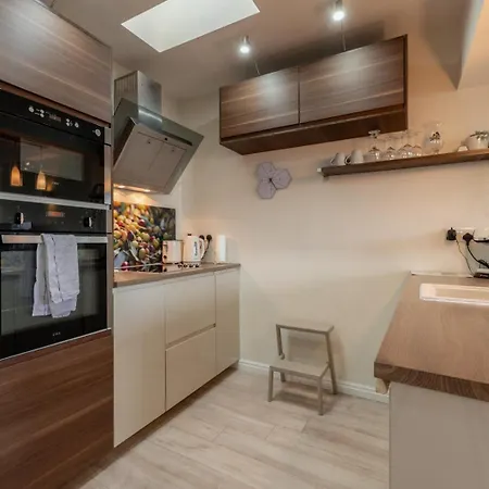 Stunning Clifton Flat In Amazing Location