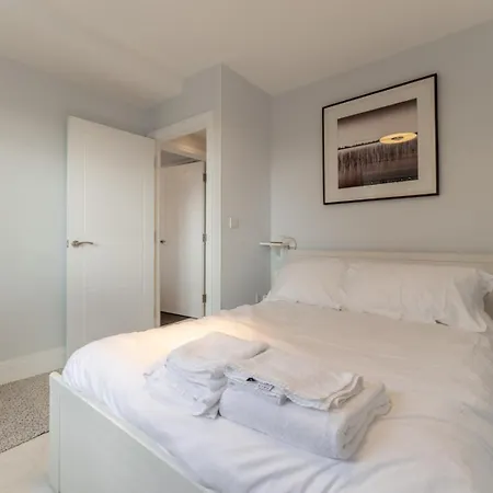 Stunning Clifton Flat In Amazing Location