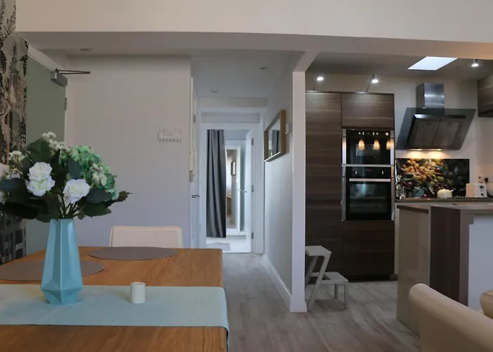 Stunning Clifton Flat In Amazing Location *