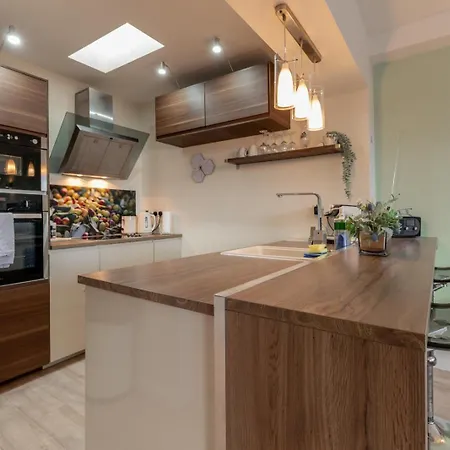 Stunning Clifton Flat In Amazing Location *