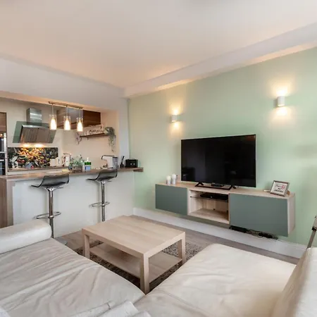 Stunning Clifton Flat In Amazing Location